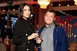 Молодая и высокая: Андрей Богдан вышел в свет со своей новой девушкой (фото)