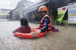 К Филиппинам приближается мощный тайфун: десятки тысяч эвакуированных (видео)