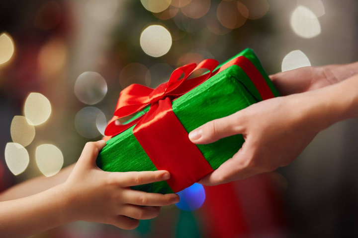 Что лучше не дарить на Новый год: топ самых неудачных подарков