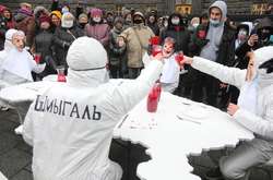 Протестувальники під Кабміном зображали, як МВФ «п’є кров» з України (фото)
