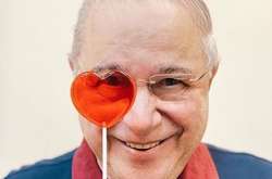 Дед-огонь! 76-летний Петросян показал, как лихо забрасывает мужчинам на плечи ноги (видео)