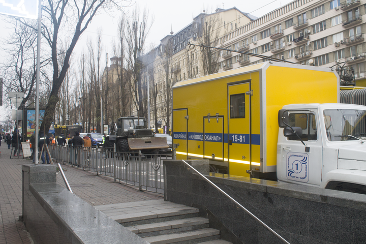 Через провалля в центрі Києва змінено рух тролейбусів