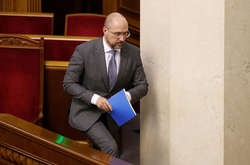 Прем'єр-міністр Денис Шмигаль готує доповідь для парламенту