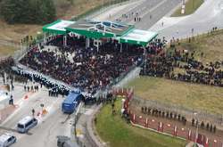 Мігранти тисячами штурмували польський кордон