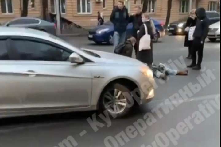 Біля метро «Шулявська» автівка збила дівчину, потерпіла в комі (відео)