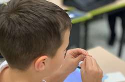 Столичний школяр склав мініатюрне оригамі і встановив рекорд (фото, відео)