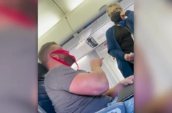 Американец надел в самолете женские трусики вместо маски (видео)