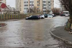 На Оболоні прорвало трубу, автівки плавають (фото, відео)