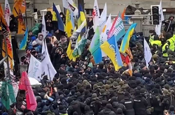 Под Радой настоящие бои: протестующие жгут файеры, произошли столкновения (видео)