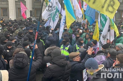  Протестующие пытались прорвать границу правоохранителей 