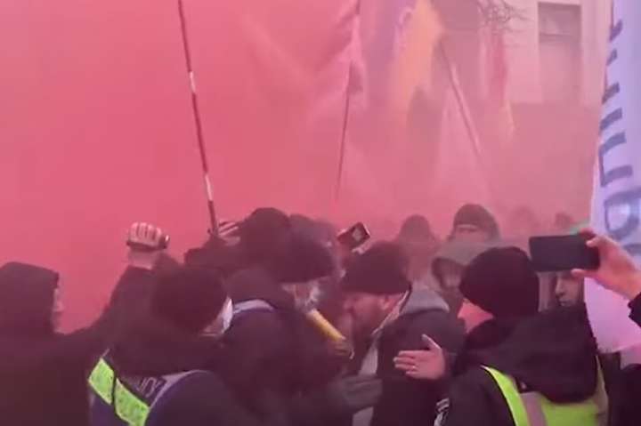 Спекотний протест під Радою: поліція затримала двох осіб (відео)
