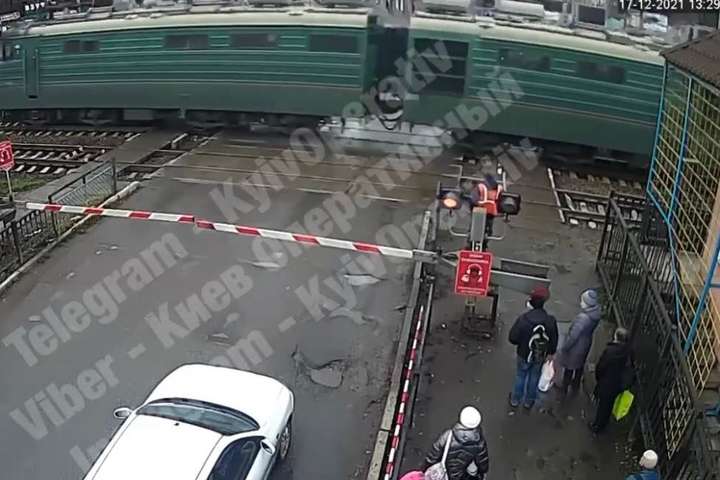На залізничному переїзді під Києвом потяг збив жінку (відео 18+)