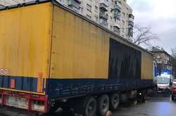 Смертельна ДТП у Києві: вантажівка збила жінку