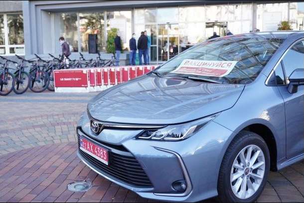 На автомобіль Toyota Corolla претендували 28 тисяч учасників акції - У Вінниці серед вакцинованих розіграли авто: переміг син судді