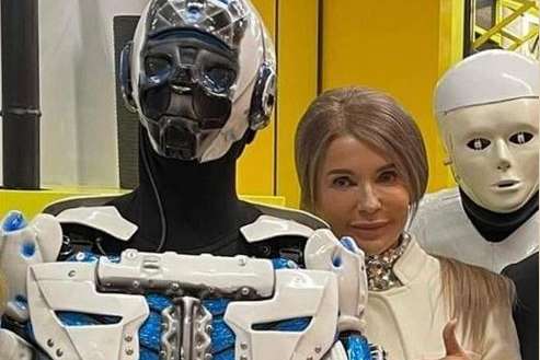 Тимошенко поміж роботів потішила мережу (фото)