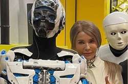 Тимошенко поміж роботів потішила мережу (фото)