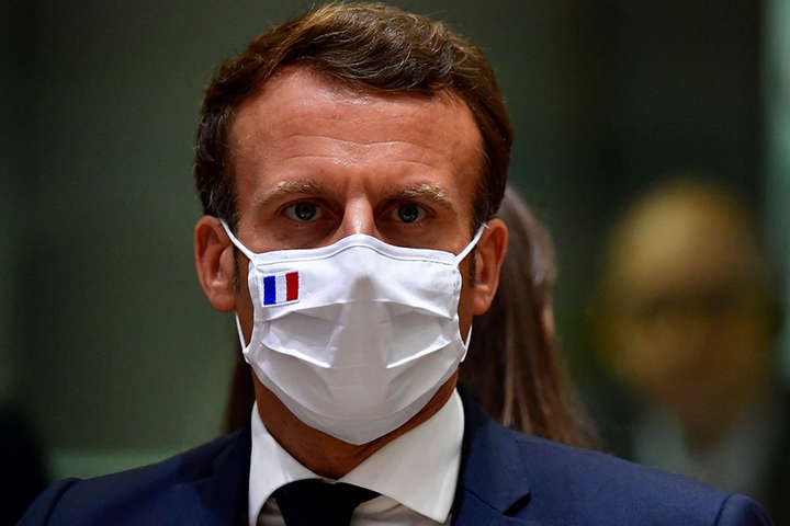 Президент і прем'єр Франції скасували зарубіжні поїздки через «Омікрон»
