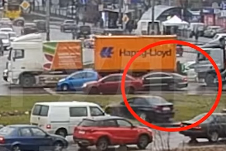 У Києві автохам об'їхав затор через газон і поплатився за це (відео)