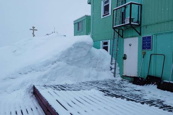 На українській станції в Антарктиді зафіксували рекордний рівень снігу (фото)