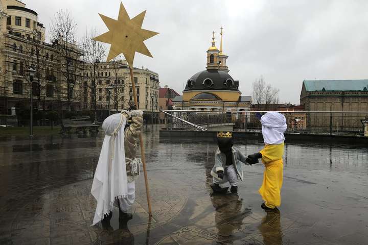 Малюків-засновників Києва одягли у різдвяні костюми (фото, відео)