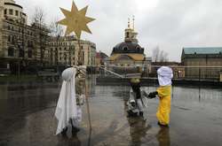 Скульптури малюків у костюмах волхвів і з різдвяною зіркою