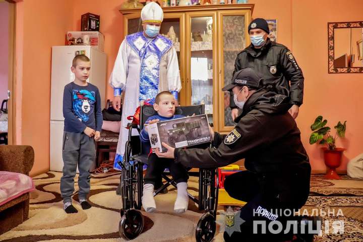 Поліцейські на Миколая здійснили заповітну мрію хлопчиків (фото, відео) 