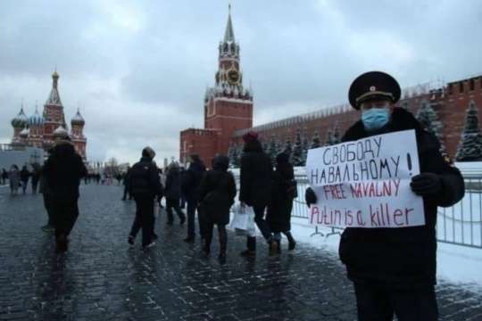 Колишній поліцейський вийшов на Червону площу з плакатом «Путін убивця» (фото)