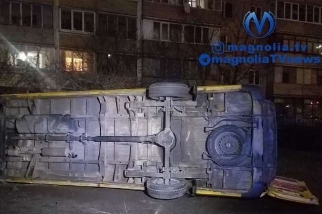 П’яна ДТП у Києві: вантажівка вилетіла на тротуар і перекинулась (фото, відео)