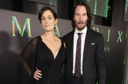  Кэрри-Энн Мосс и Киану Ривз на зеленой дорожке премьеры фильма «Матрица: Воскрешение» 