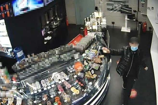 Іноземець пограбував магазин на АЗС у Києві (фото, відео)