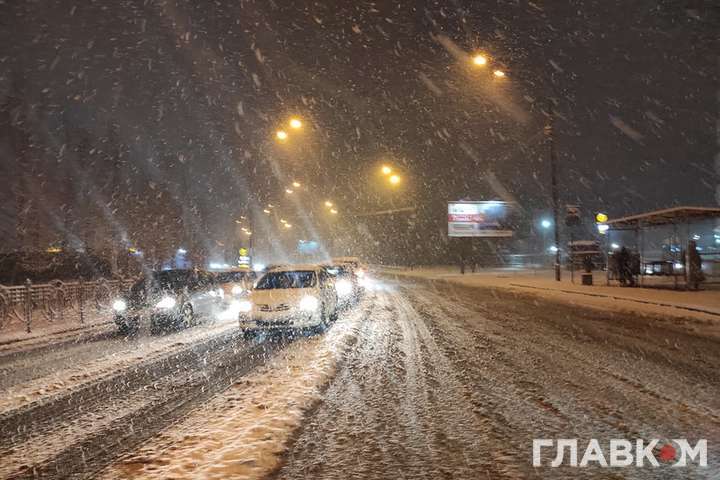 Величезні затори й масові ДТП: перші наслідки снігопаду в Києві (фото, відео)