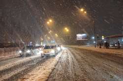 Величезні затори й масові ДТП: перші наслідки снігопаду в Києві (фото, відео)