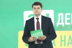 Чи всі помістяться в цю рукавичку? Корнієнко дав пораду «перебіжчикам» до Разумкова