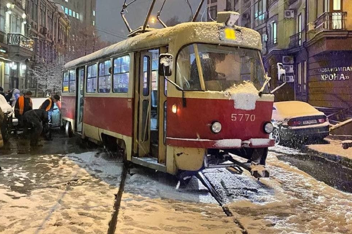 Негода в Києві: трамвай зійшов із колії та притиснув авто (фото)