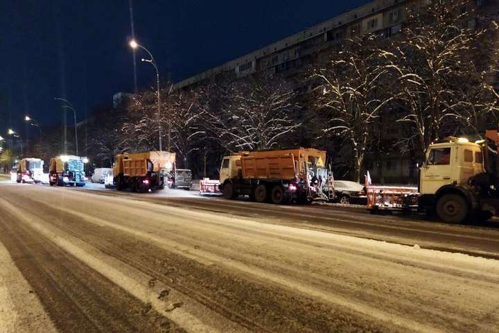 Дорожники звітують, що більшість вулиць Києва розчищено (фото)