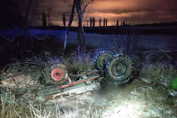 Смертельна ДТП під Києвом: трактор з'їхав у кювет і перекинувся (фото)