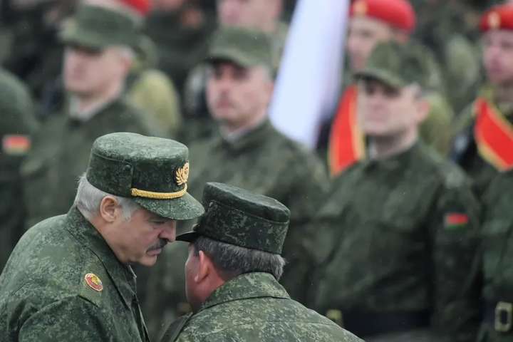 Лукашенко с гранатой: получит ли диктатор ядерное оружие