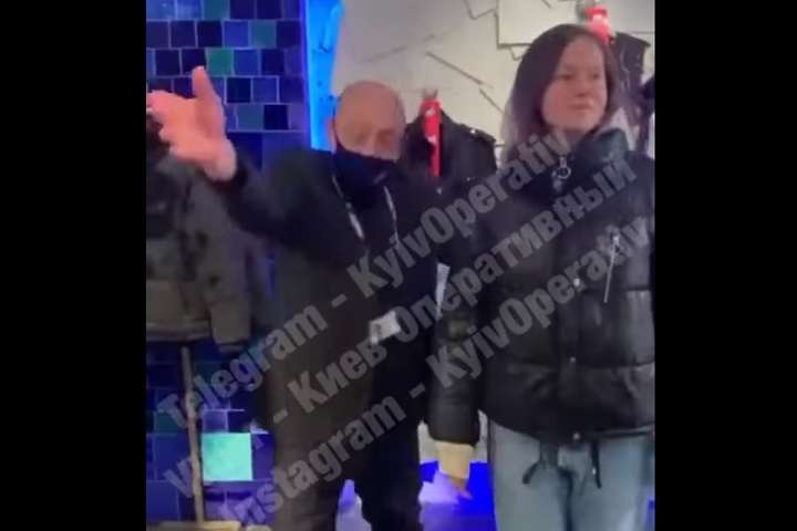 У бутику в центрі Києва молодик зламав череп охоронцю через вимогу одягти маску (відео)