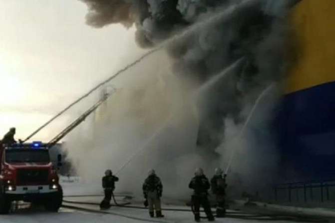 У російському Томську спалахнув великий гіпермаркет (відео)