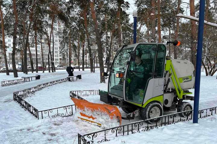 До розчищення Києва від снігу задіяно близько 5 тис. комунальників (фото)