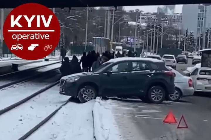 ДТП заблокувала рух трамваїв швидкісної лінії (відео)