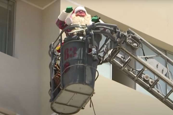 Перуанский Санта-Клаус поднялся в воздух ради детей (видео)