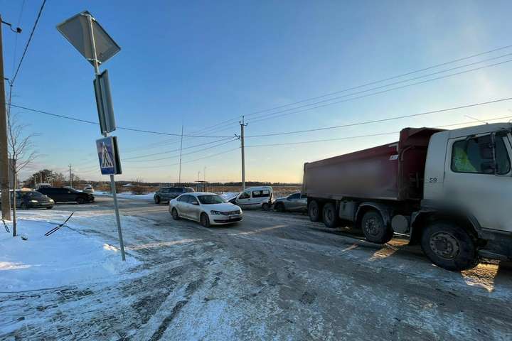 Масштабна ДТП під Києвом: зіткнулися п’ять автівок (фото)