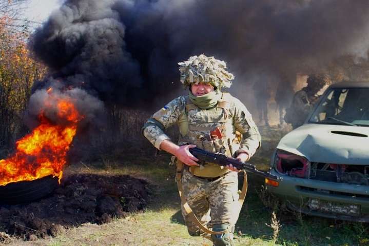 Безпека українських військових має бути у пріоритеті - Бойовики на Донбасі атакують наші позиції примітивною зброєю