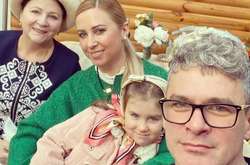 Антонина Матвиенко с мамой, мужем и дочкой