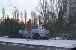 Автомобіль опинився серед ялинок