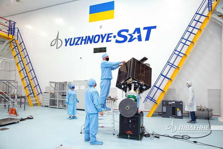 Компания Илона Маска запустит украинский спутник в январе: названа новая дата