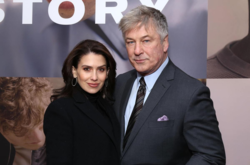 «Я просила помощи у полицейских», – жена Болдуина рассказала о преследовании ее семьи