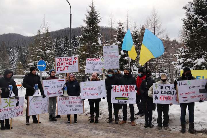 Резиденцію Зеленського на Прикарпатті оточили активісти з плакатами (фото,відео)