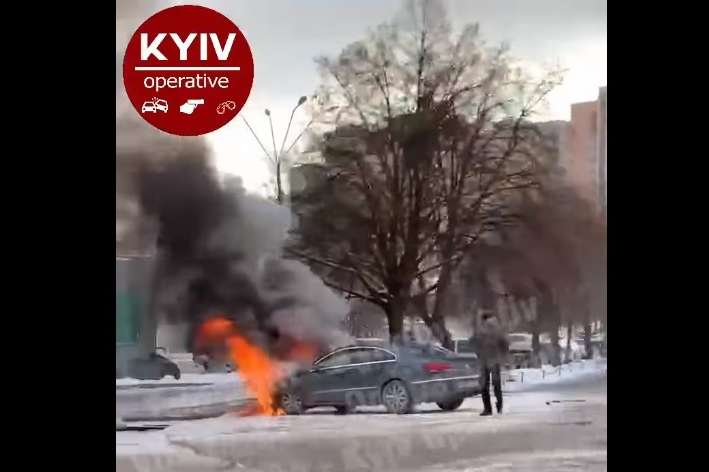 У Києві раптово спалахнув припаркований автомобіль (відео)